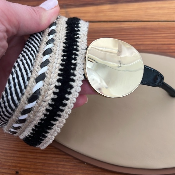 Naturalizer Frankie Black and Cream Woven Thong Sandals w/Gold Embellishment - Picture 6 of 9